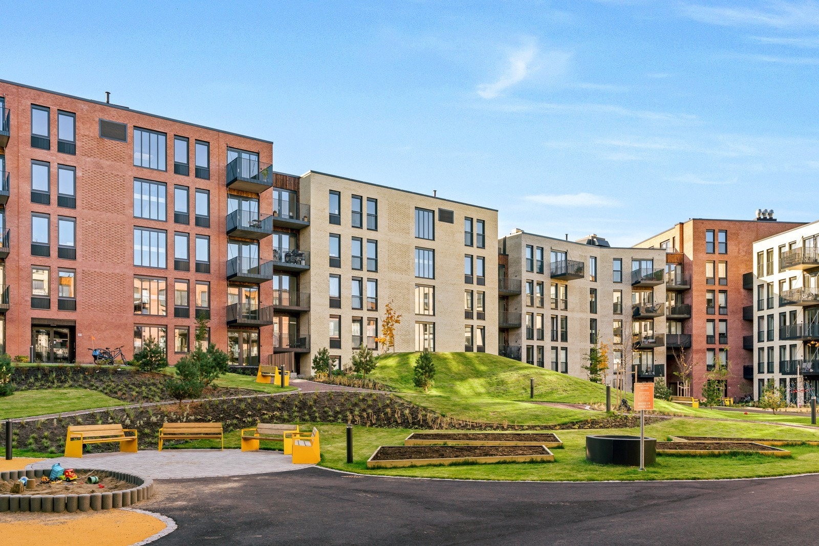 Gårdsrommet er opparbeidet med sittegrupper, lekeapparater, akebakke og grøntarealer. Galleribilde