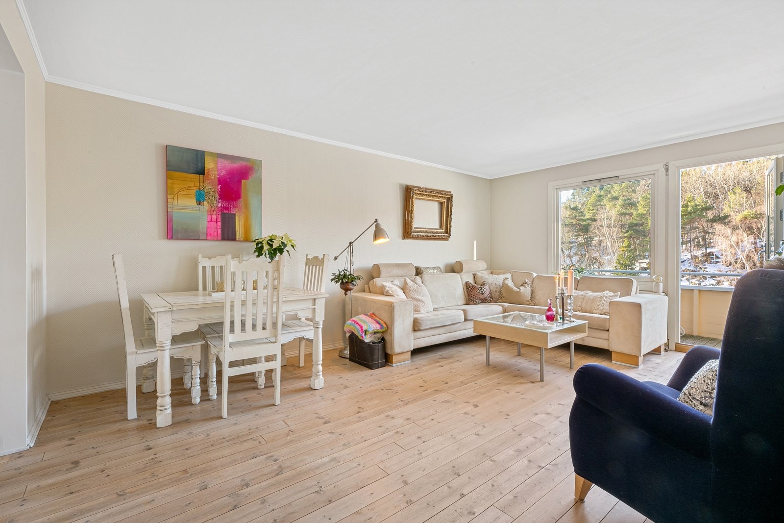 Stuen har plass til både sofagruppe og spisdel- her er det gode møberingsmuligheter. Galleribilde