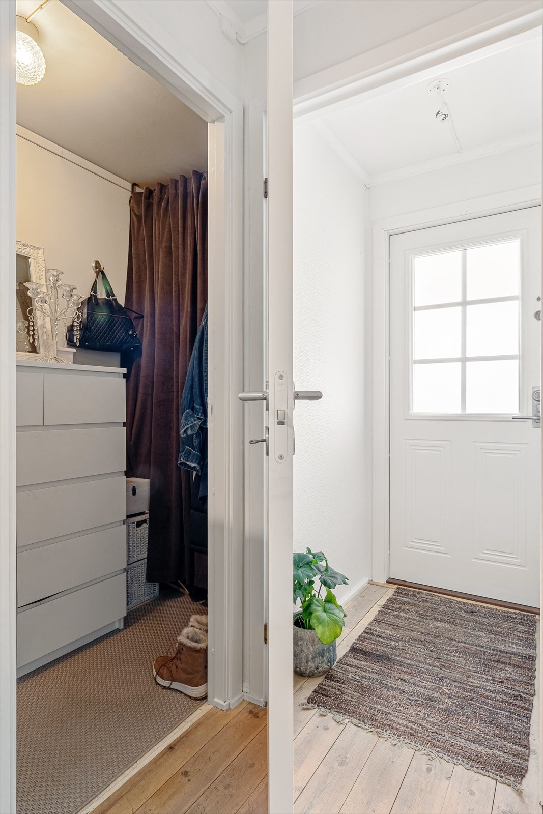 Fra entré er det adgang til bad og egen bod. Perfekt som en ekstra garderobe for oppbevaring av ytterjakker, sko og klær. Galleribilde