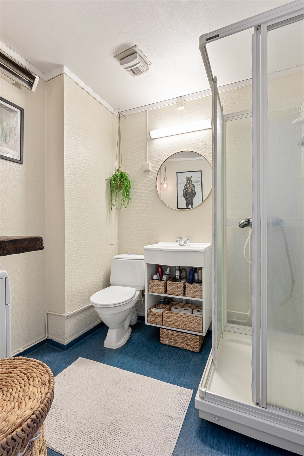 Badet er innredet med servant med hyller, klosett og dusjkabinett. Her er det også opplegg for vaskemaskin og/eller tørketrommel. Galleribilde