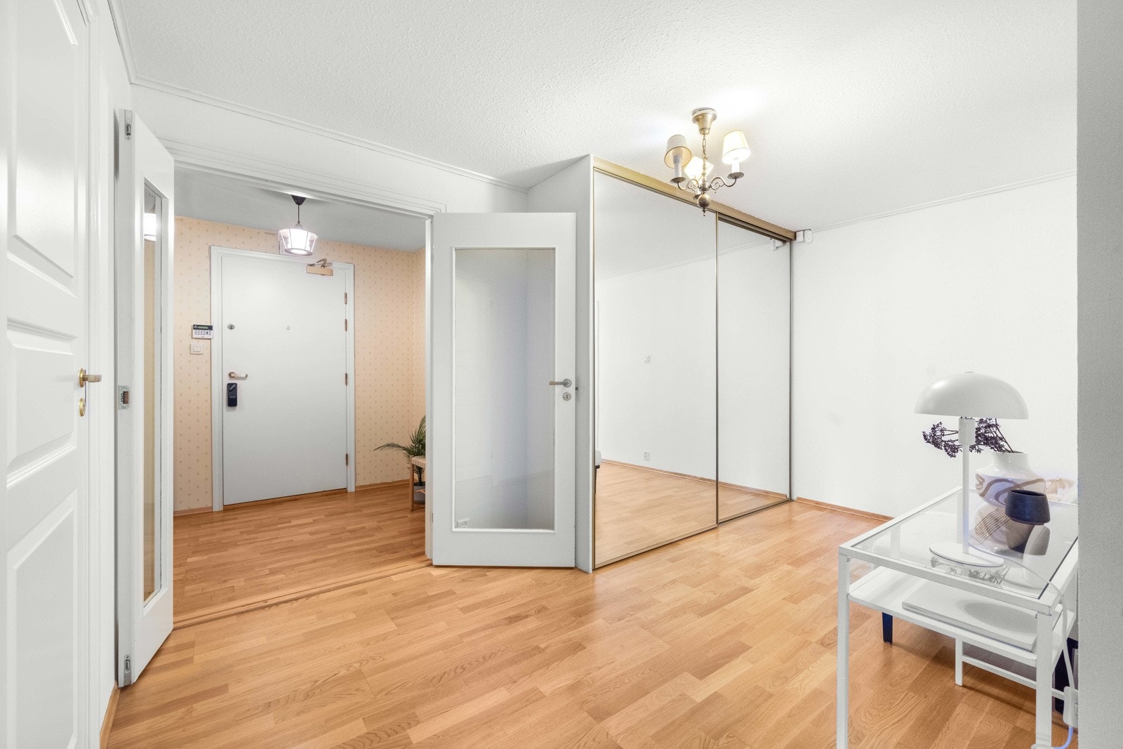 Boligen har en romslig entré/gang Galleribilde