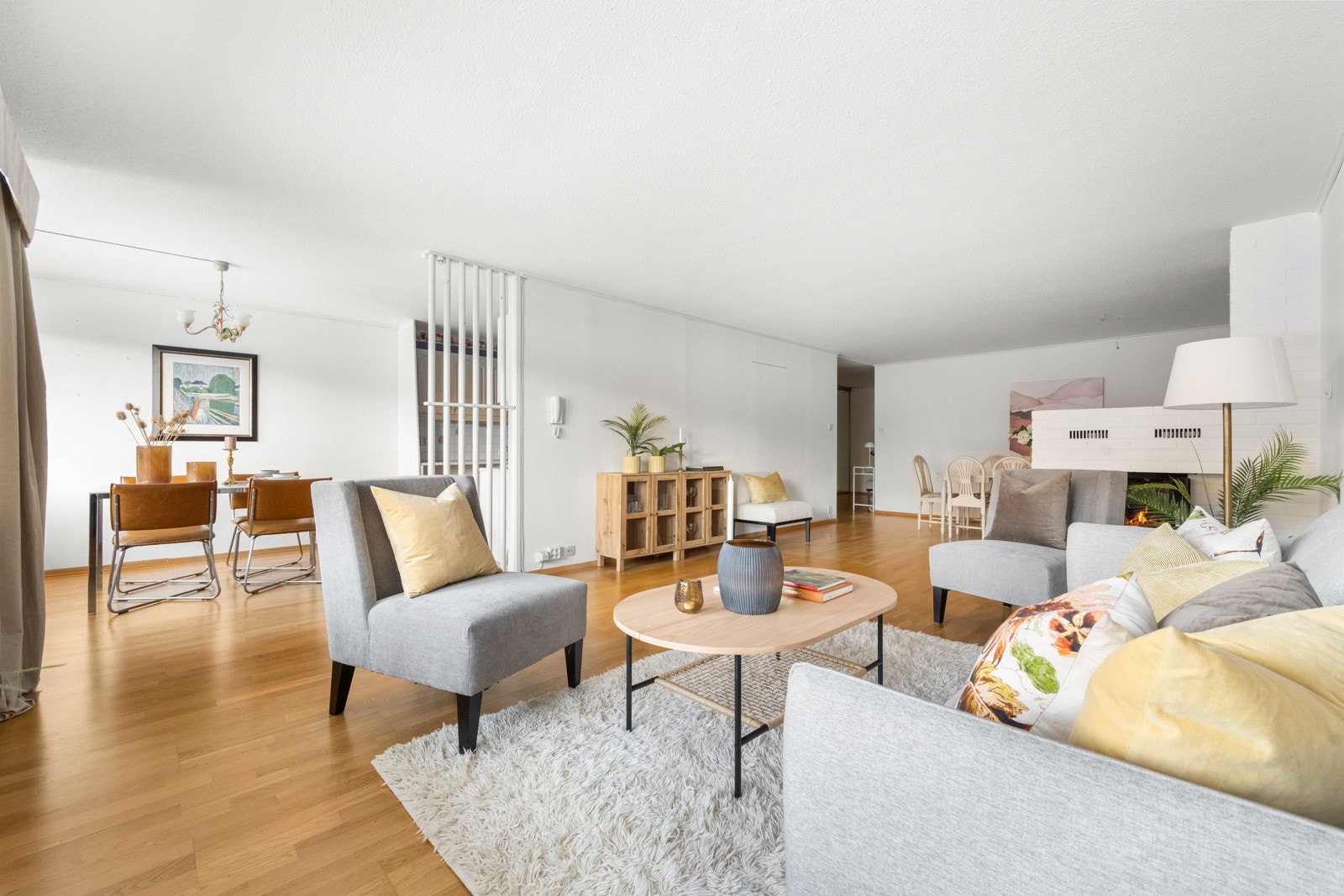 Leiligheten byr på en lys og luftig stue med delvis åpen løsning mot kjøkkenet Galleribilde