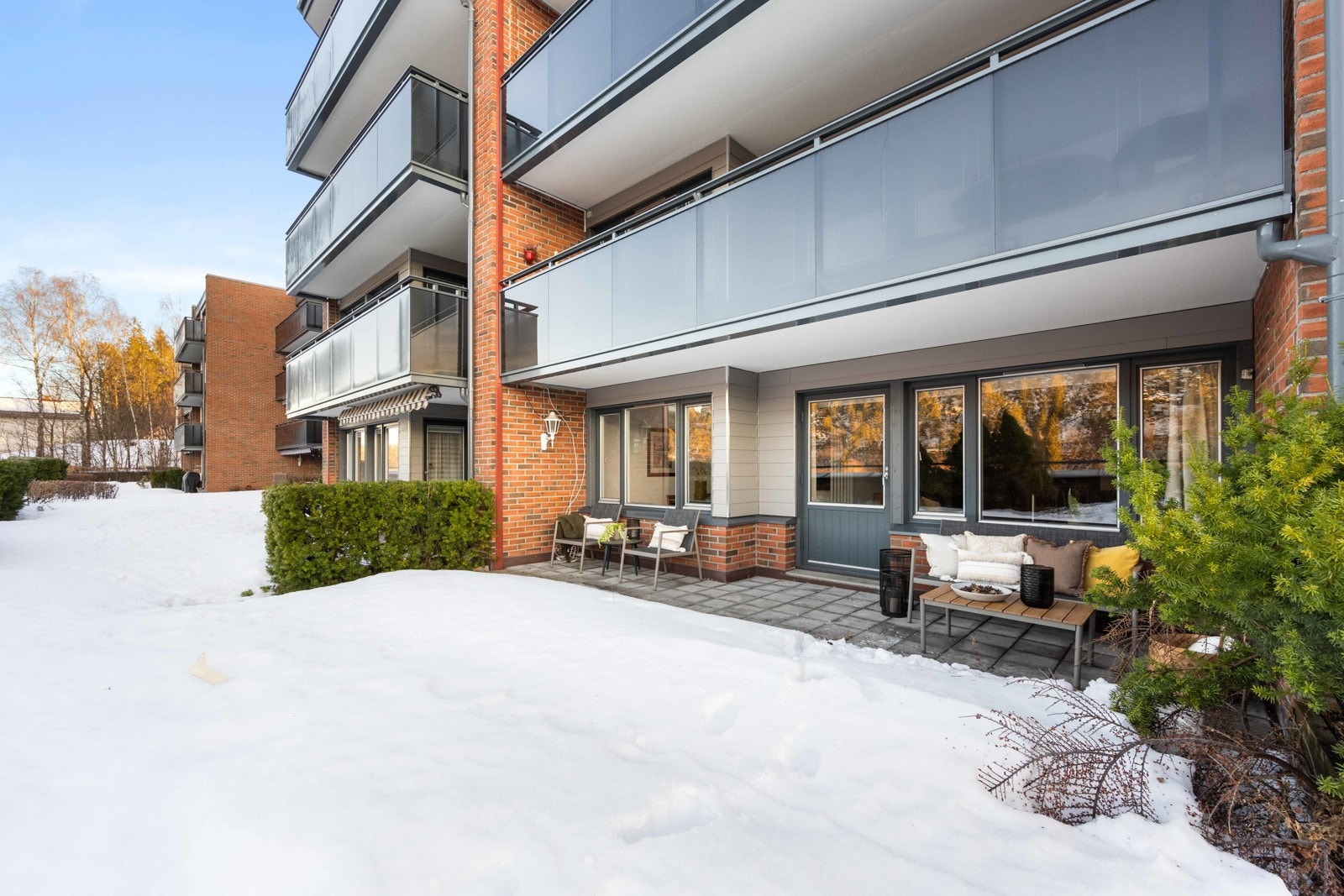 Leiligheten har to terrasser - èn på hver side av boligen. Denne uteplassen har utgang fra stuen og vender mot nordøst Galleribilde