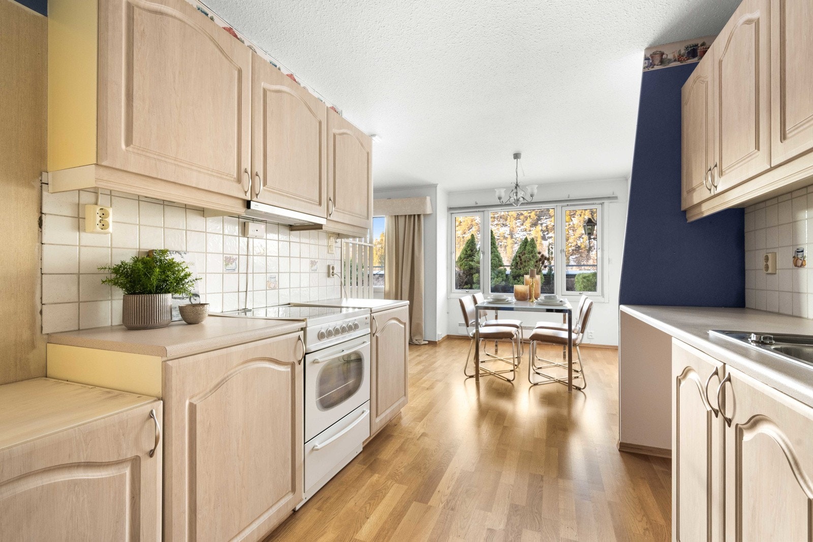 Kjøkkenet er utstyrt med kjøleskap med frysedel, komfyr med koketopp og oppvaskmaskin. Det er også plass til spisebord ved vindu i nær tilknytning til kjøkkenet Galleribilde