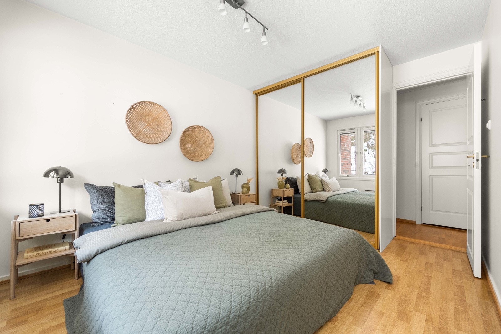 Leiligheten inneholder to soverom som ligger vegg-i-vegg mot sydøst. Hovedsoverommet er av god størrelse med plass til dobbeltseng og nattbord på hver side. Rommet er innredet med garderobeløsning Galleribilde