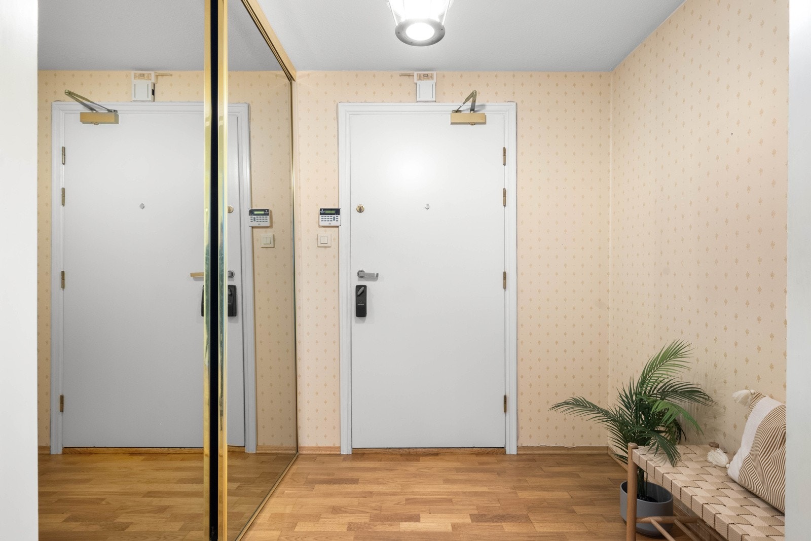 Det er garderobe både i entré og i gangen innenfor Galleribilde