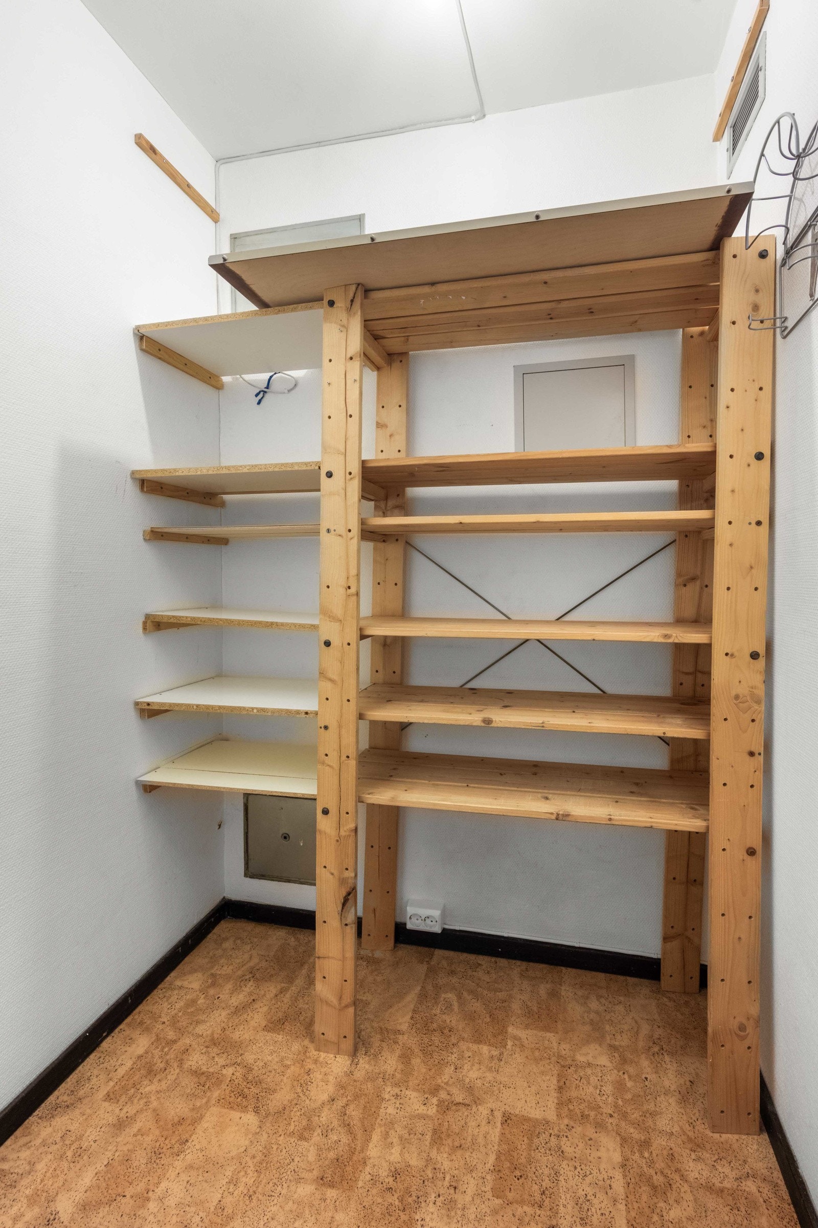 Innvendig bod med lagringsplass. Det er også bod i bakkant av garasjeplassen, samt ved inngangsparti i 1.etasje Galleribilde