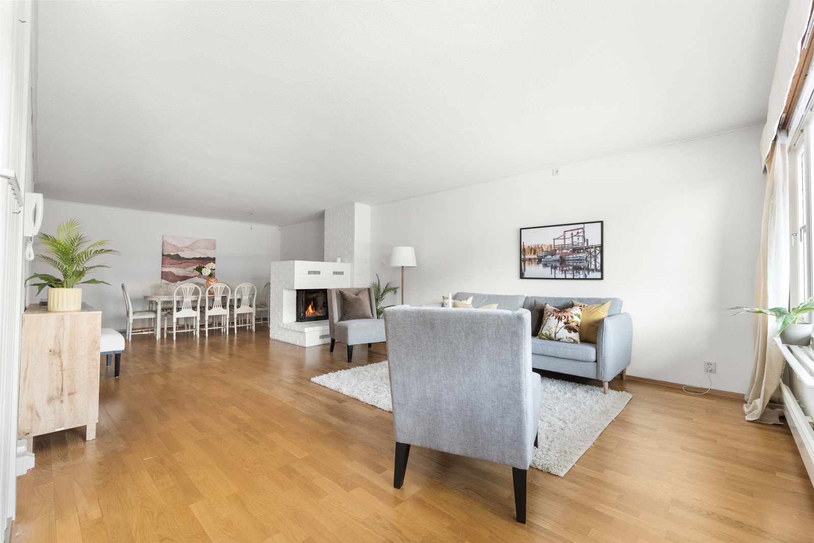 Peisen skaper et naturlig skille mellom stuen og spisestuen Galleribilde