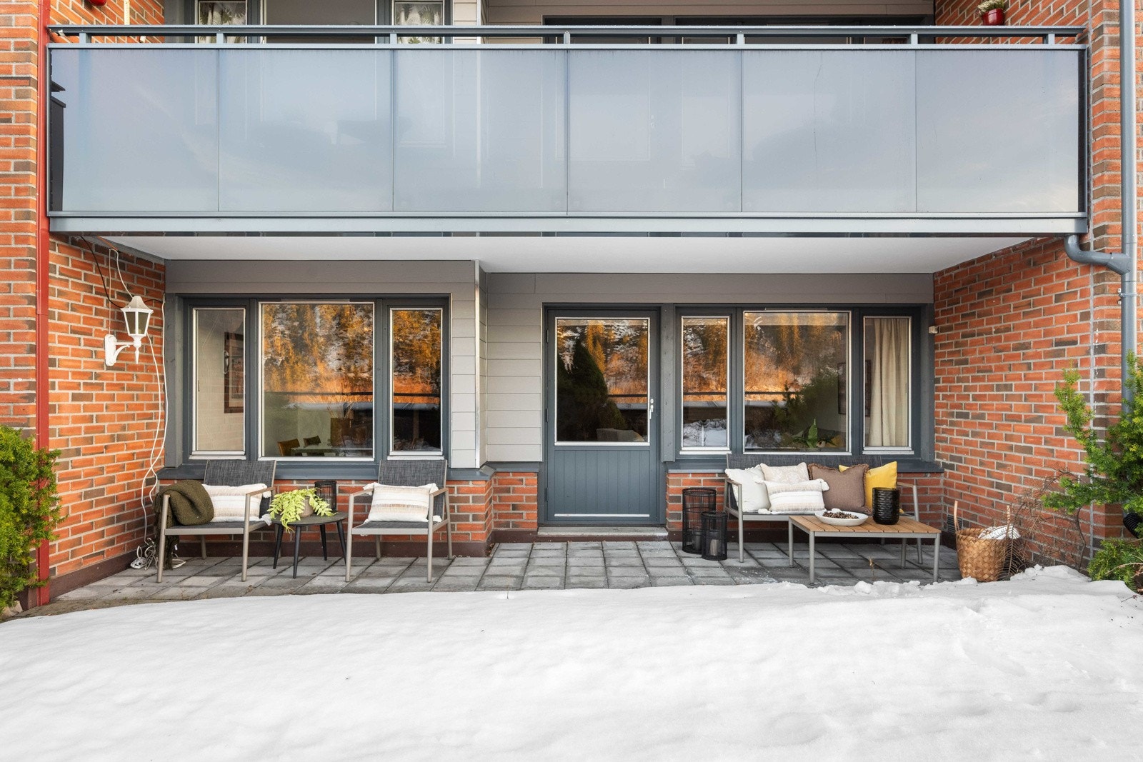 Uteplassen har god plass til utemøblement Galleribilde