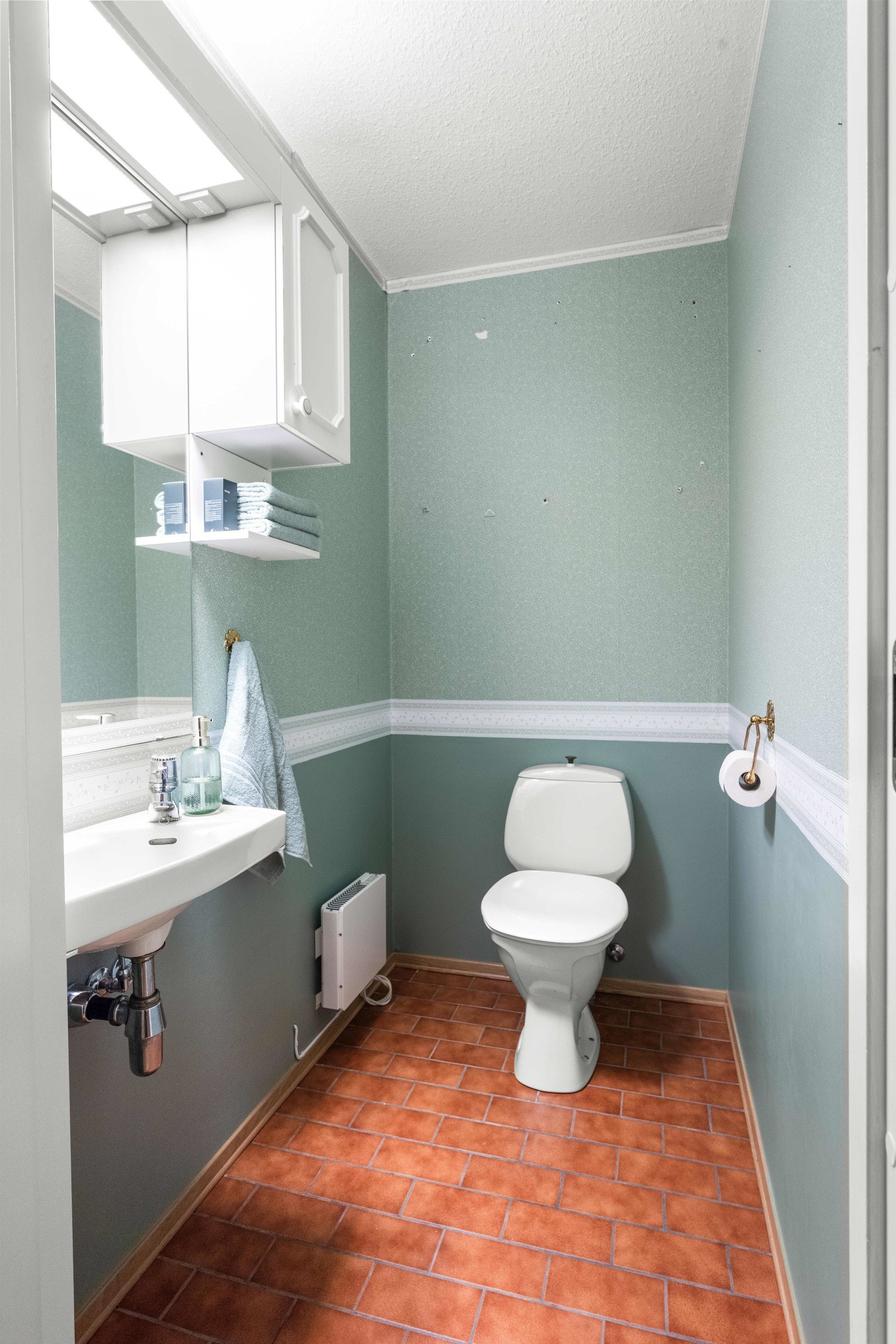 Boligen har også et praktisk separat toalett med fliser på gulv Galleribilde