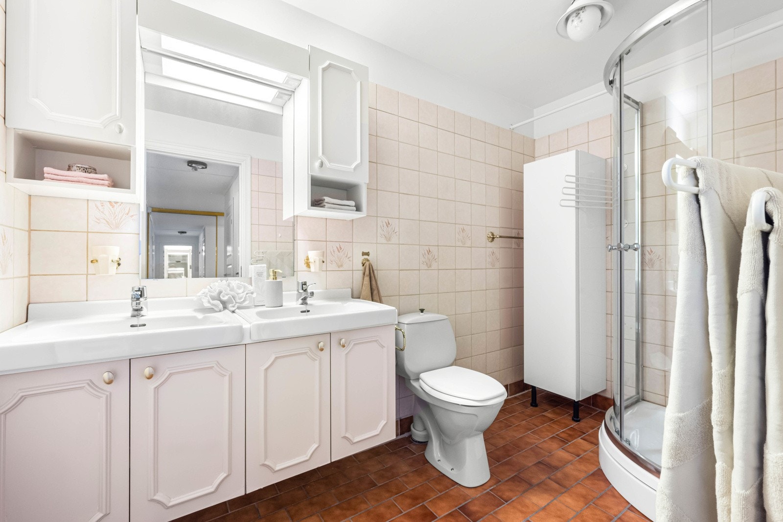 Videre inneholder boligen et flislagt baderom med varmekabler i gulv Galleribilde