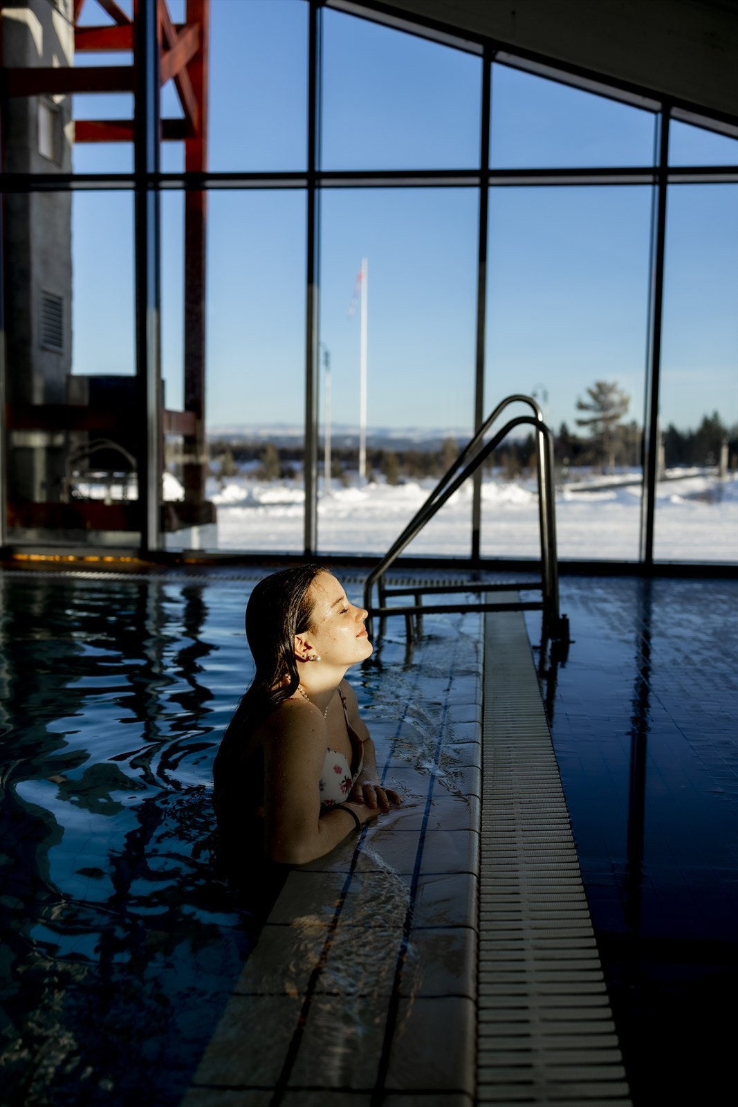På Oset Høyfjellshotell kan man ta seg en dukkert innendørs, eller spise et smakfullt måltid med noe godt i glasset. Galleribilde