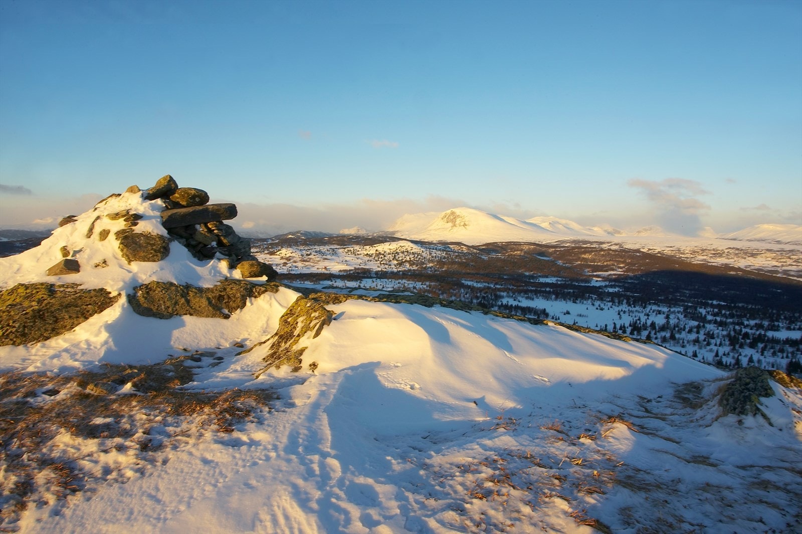 Fra Auenhaugen som er en nydelig og barnevennlig fottur ikke langt fra Glomsrud. Utsikt mot Hemsedalsfjellene, Jotunheimen, Hallingskarvet m.m. Galleribilde