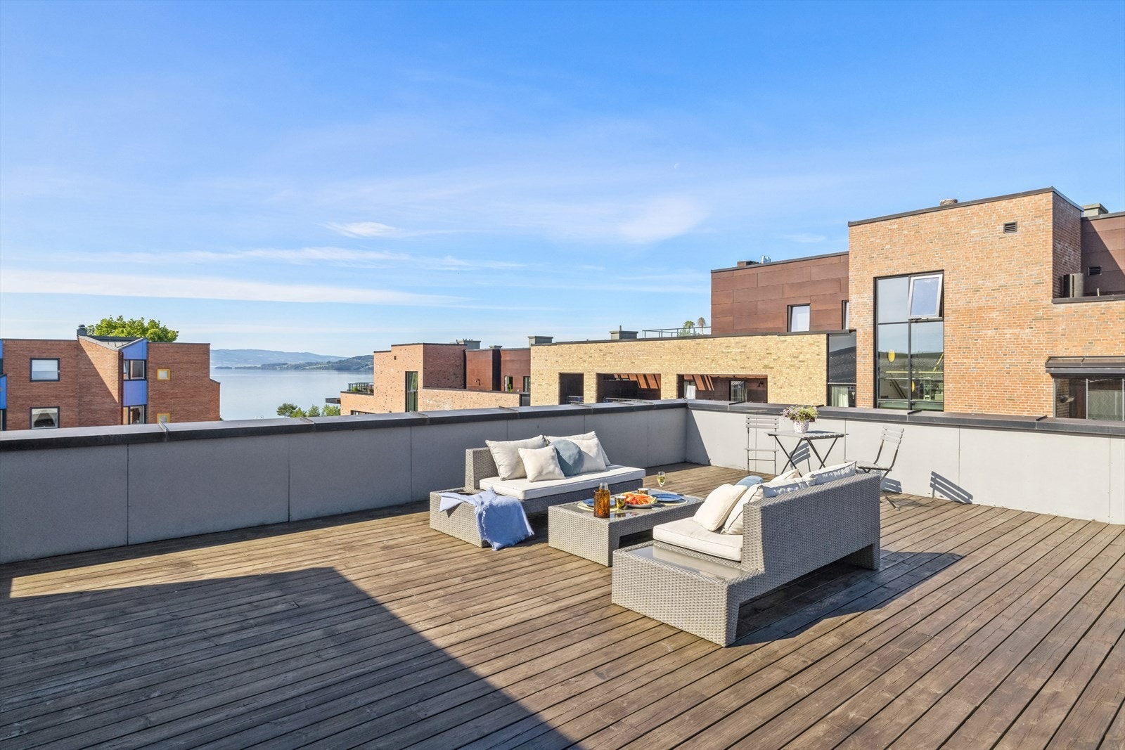 Stor felles takterrasse med svært gode solforhold Galleribilde