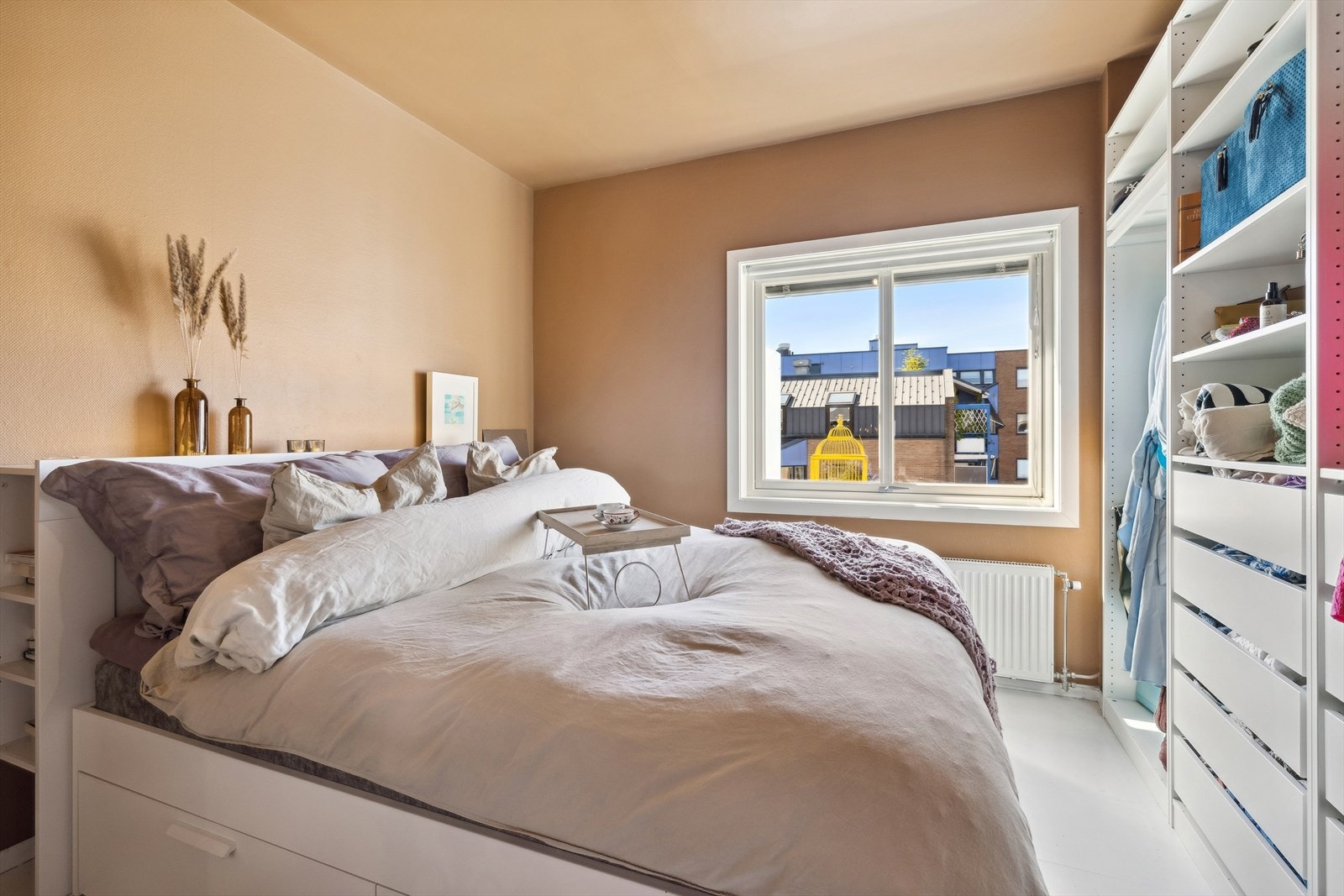 Romslig soverom med godt med skapplass Galleribilde