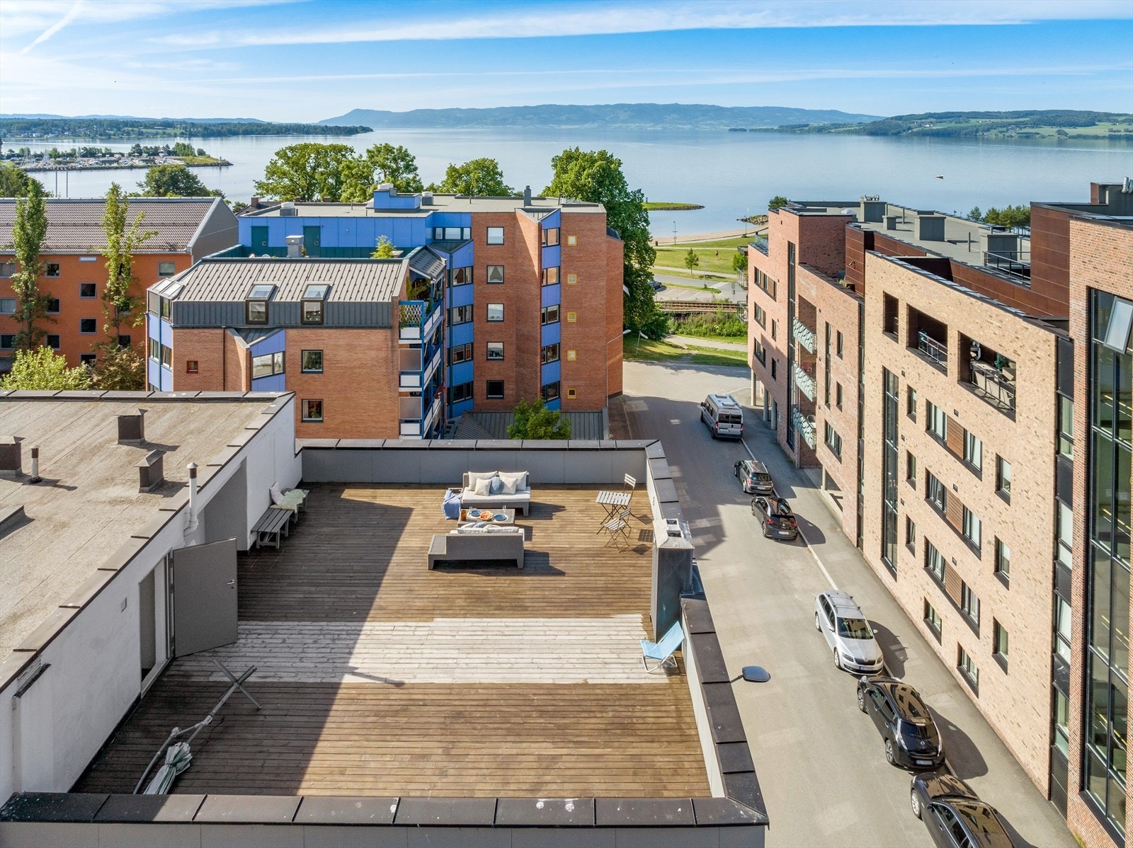 Felles takterrasse i borettslaget med utsikt over Koigen og Mjøsa. Galleribilde