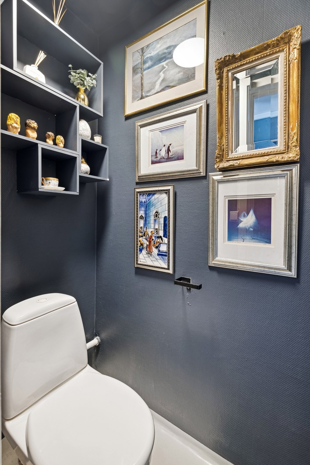 Separat toalettrom med adkomst fra entréen Galleribilde