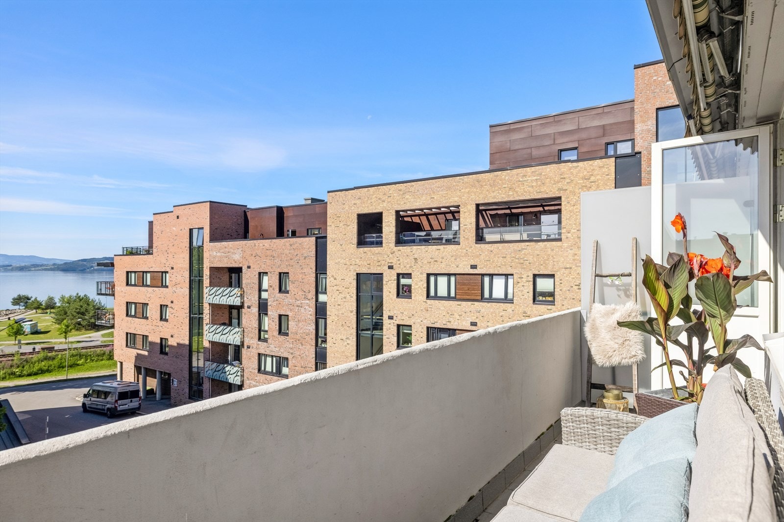 Det er kun et par minutters gange til Kogien og Mjøsa Galleribilde