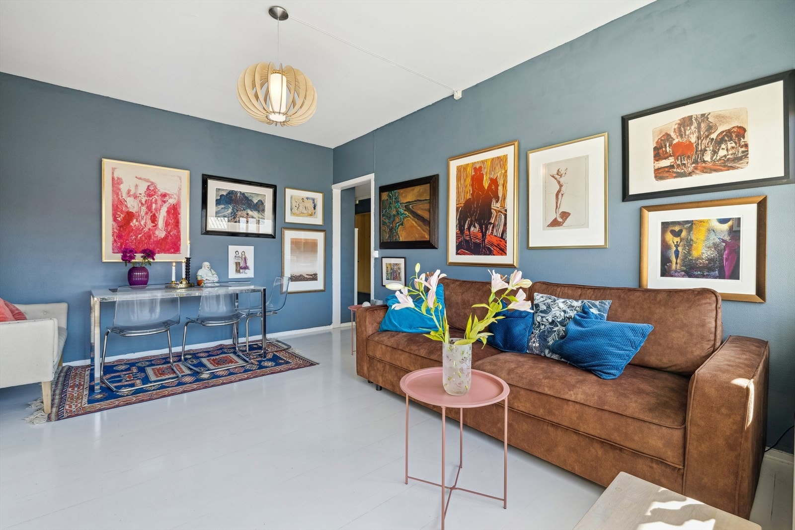 Lys og hyggelig stue med utgang til balkong Galleribilde