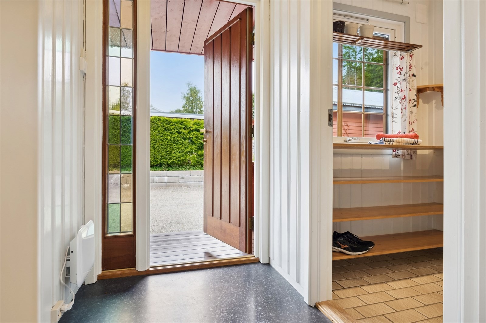 Du ønskes velkommen inn til hovedetasjen og en trivelig entré av god størrelse. Galleribilde