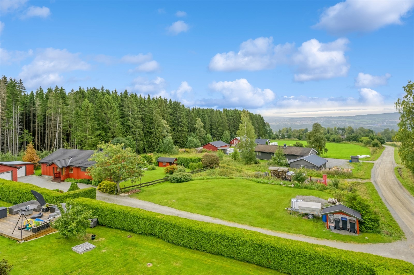 Eiendommen ligger landlig til i flotte omgivelser med naturen som nærmeste nabo. Galleribilde