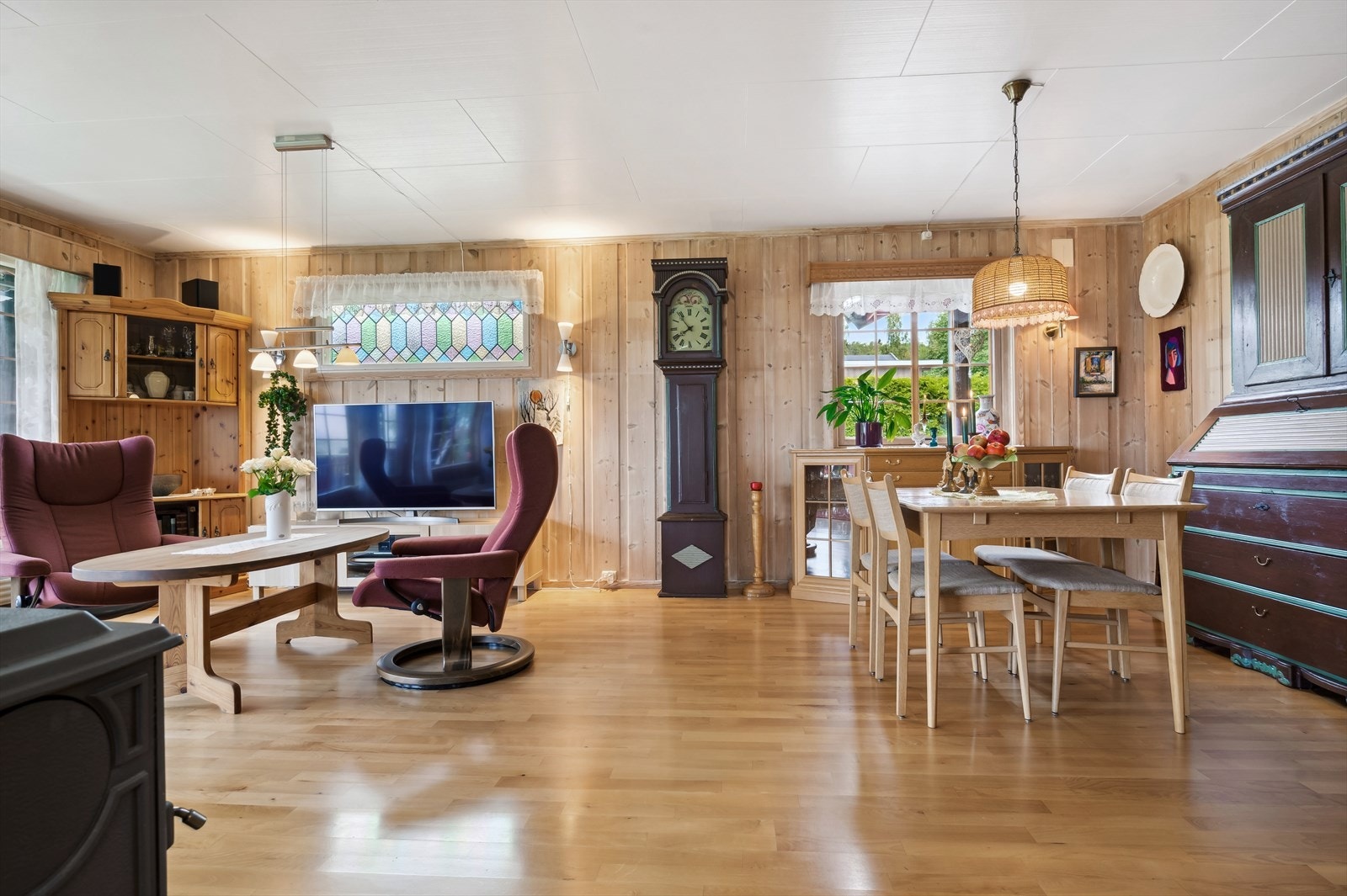 Stuen kan naturlig inndeles i soner med plass til en hyggelig sofagruppe med TV og tilhørende møblement, samt en stor spisegruppe hvor hele familien kan samles. Galleribilde