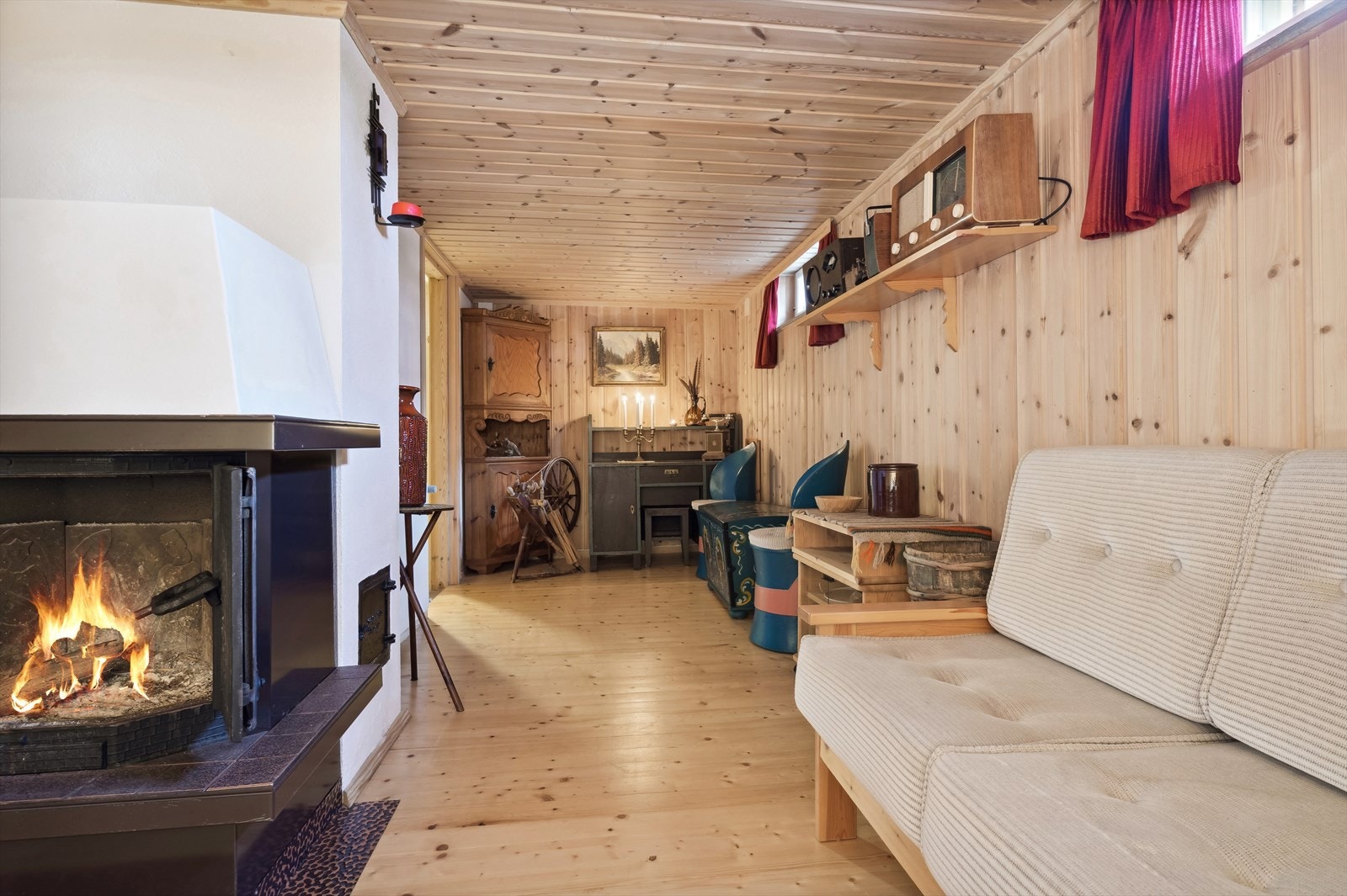 Kjelleretasjen består av kjellerstue, hobbyrom og vaskerom samt flere bodarealer. Galleribilde