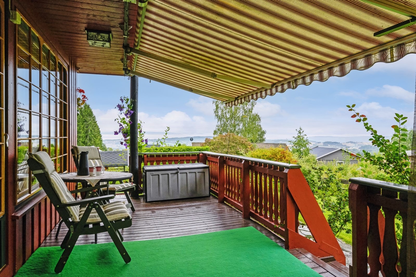 Fra stuen har du utgang til en delvis overbygd terrasse av god størrelse. Galleribilde