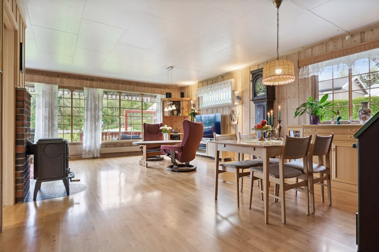 De store vindusflatene, sammen med terrassedøren, sørger for rikelig med naturlig lys og en luftig romfølelse. Galleribilde