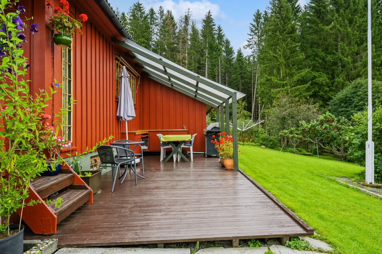 Fra terrassen har du videre adkomst til hagen og en solrik uteplass. Galleribilde