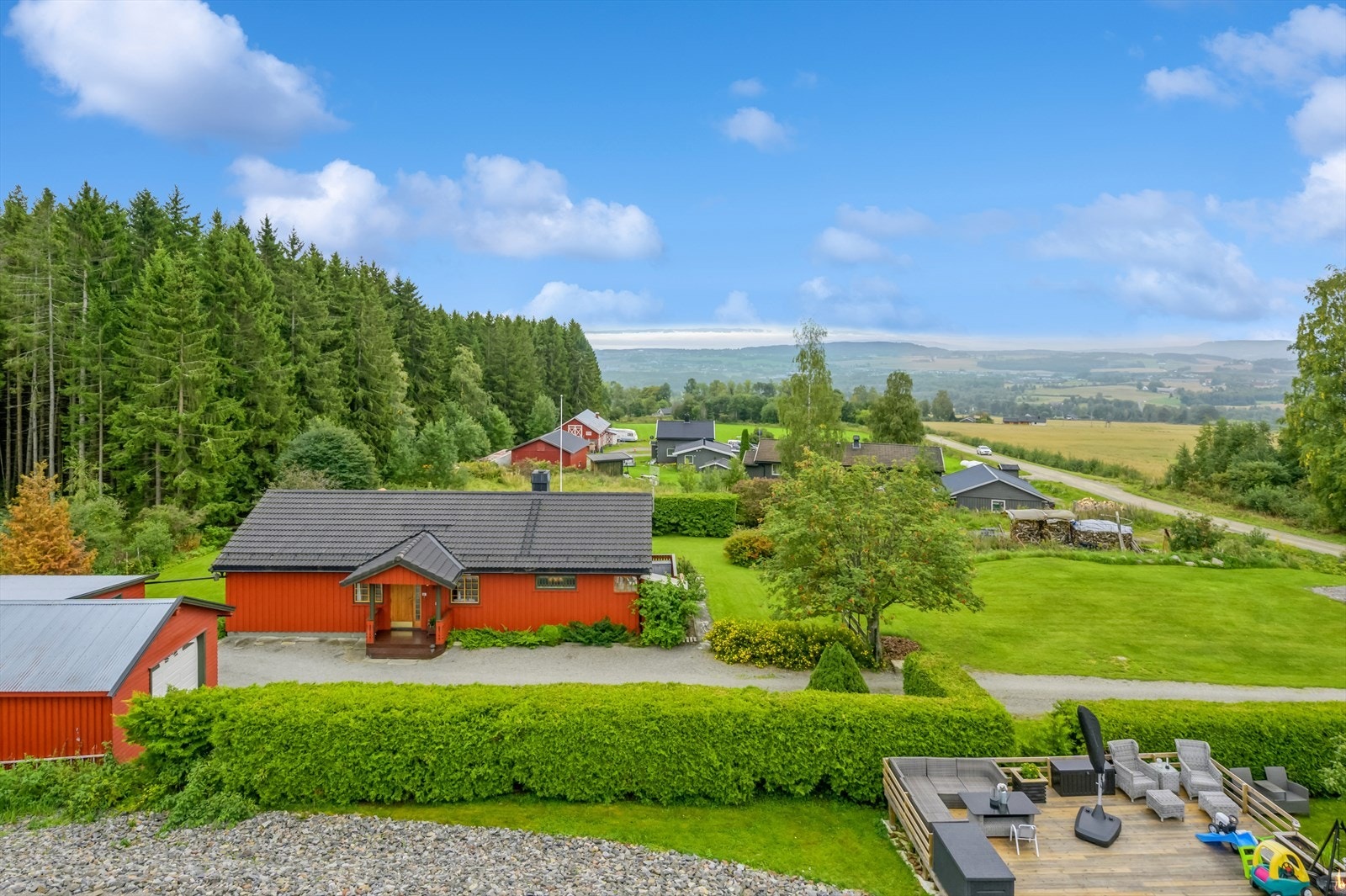 Svært barnevennlig og pent opparbeidet eiendom med god boltreplass for hele familien. Galleribilde