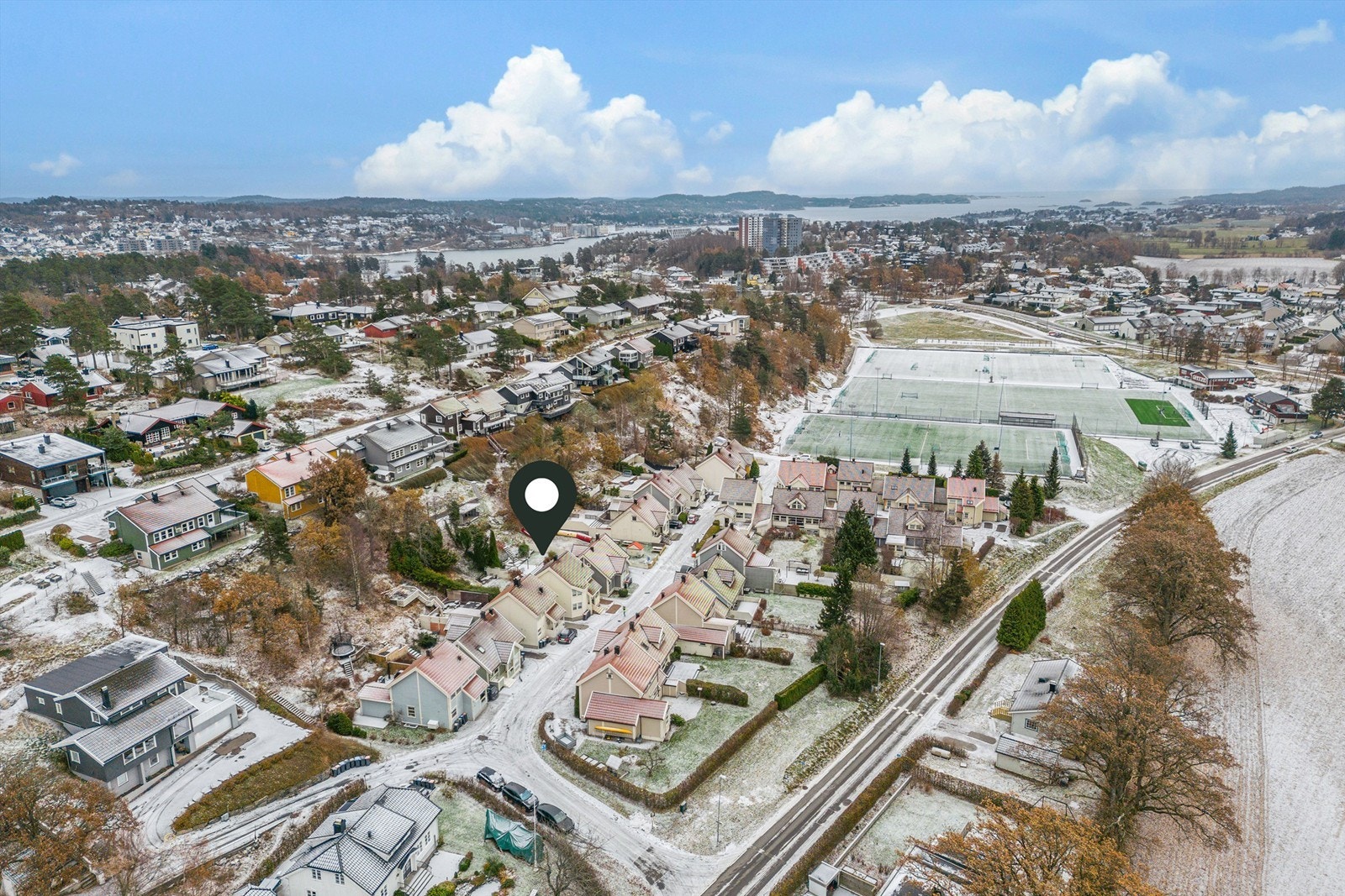 Umiddelbar nærhet til både ungdomsskole og barneskole, samt barnehage. Det er flere lekeplasser i nabolaget Galleribilde