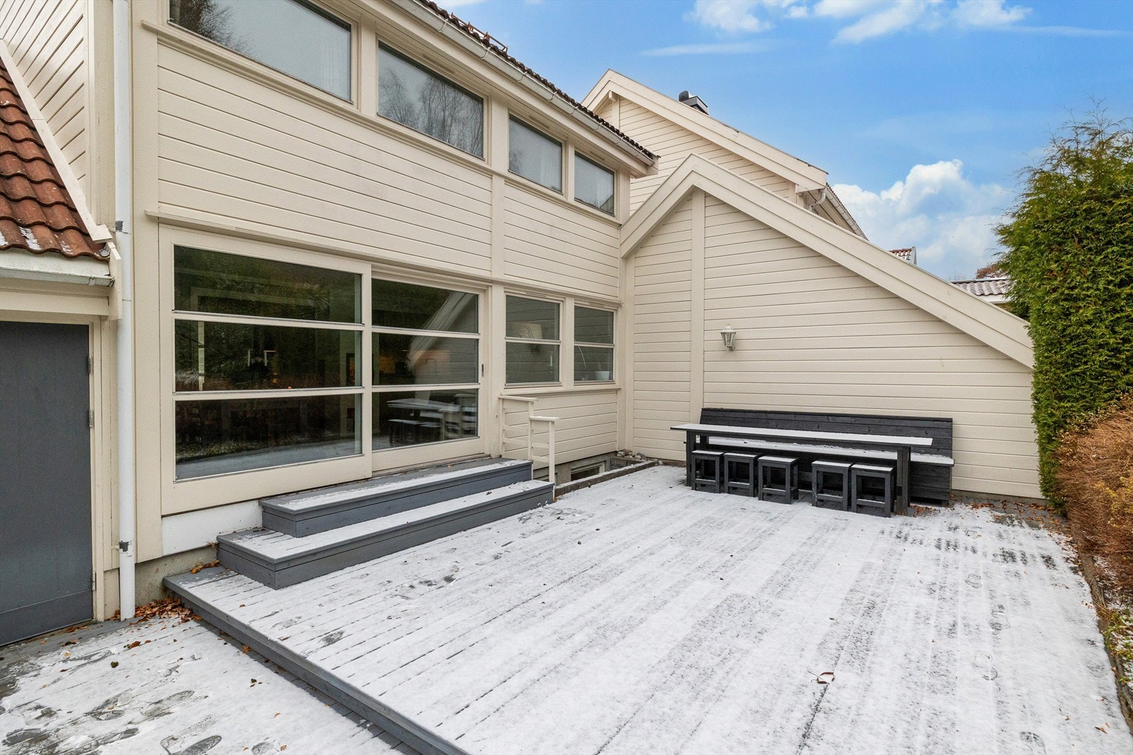 Stor terrasse med plass til flere sittegrupper Galleribilde