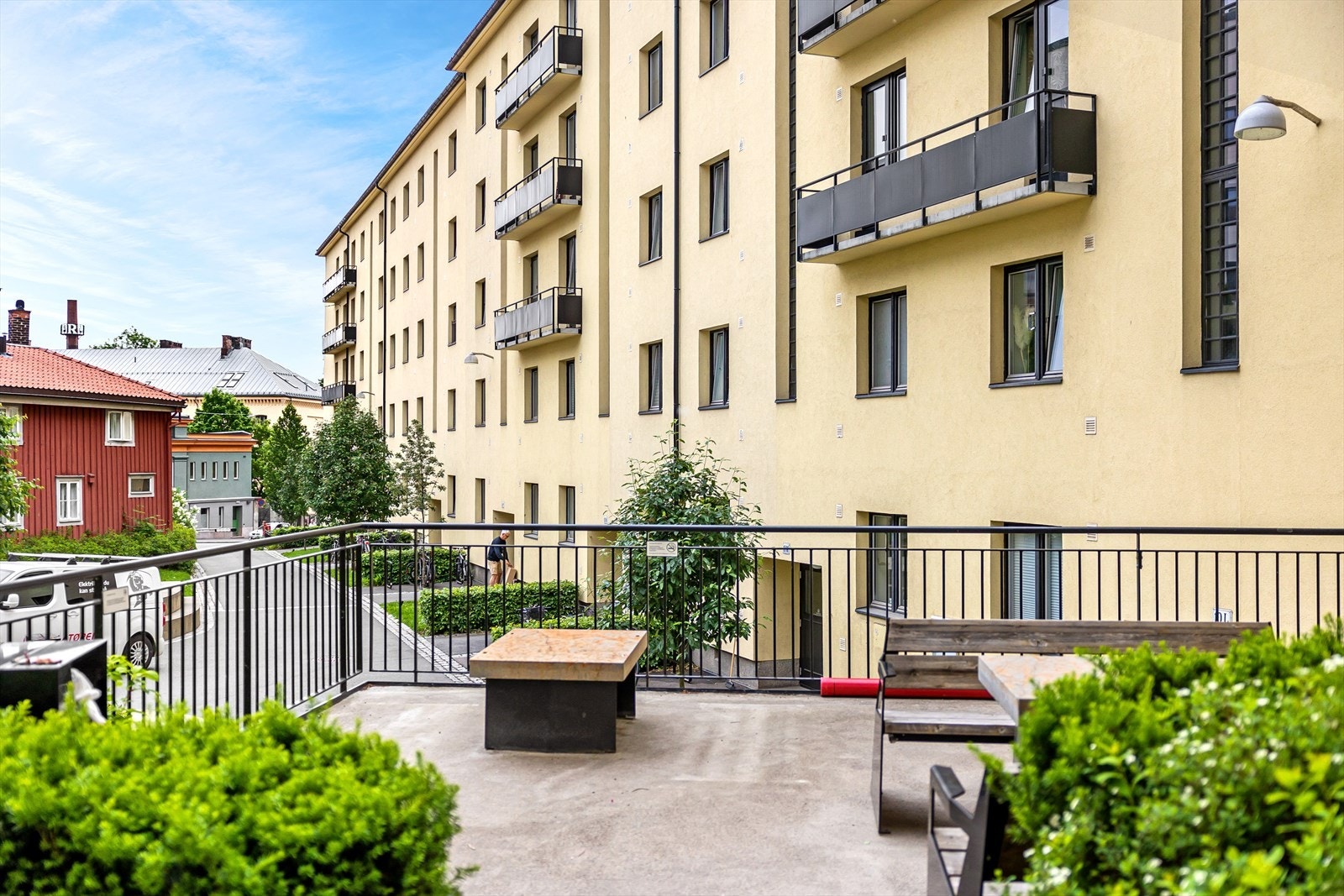 Idyllisk bakgård med flere sittegrupper og sykkelparkering. Galleribilde