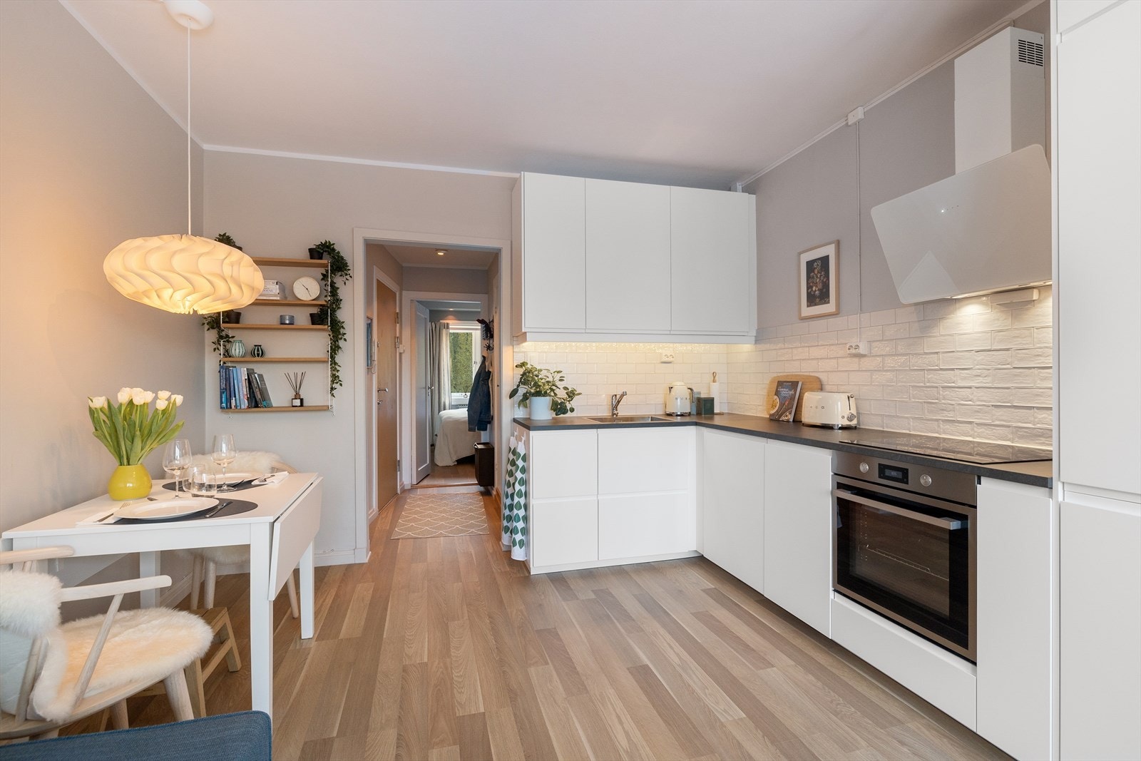 I tilknytning til kjøkkenet er det plass til hyggelig spisebord. Galleribilde