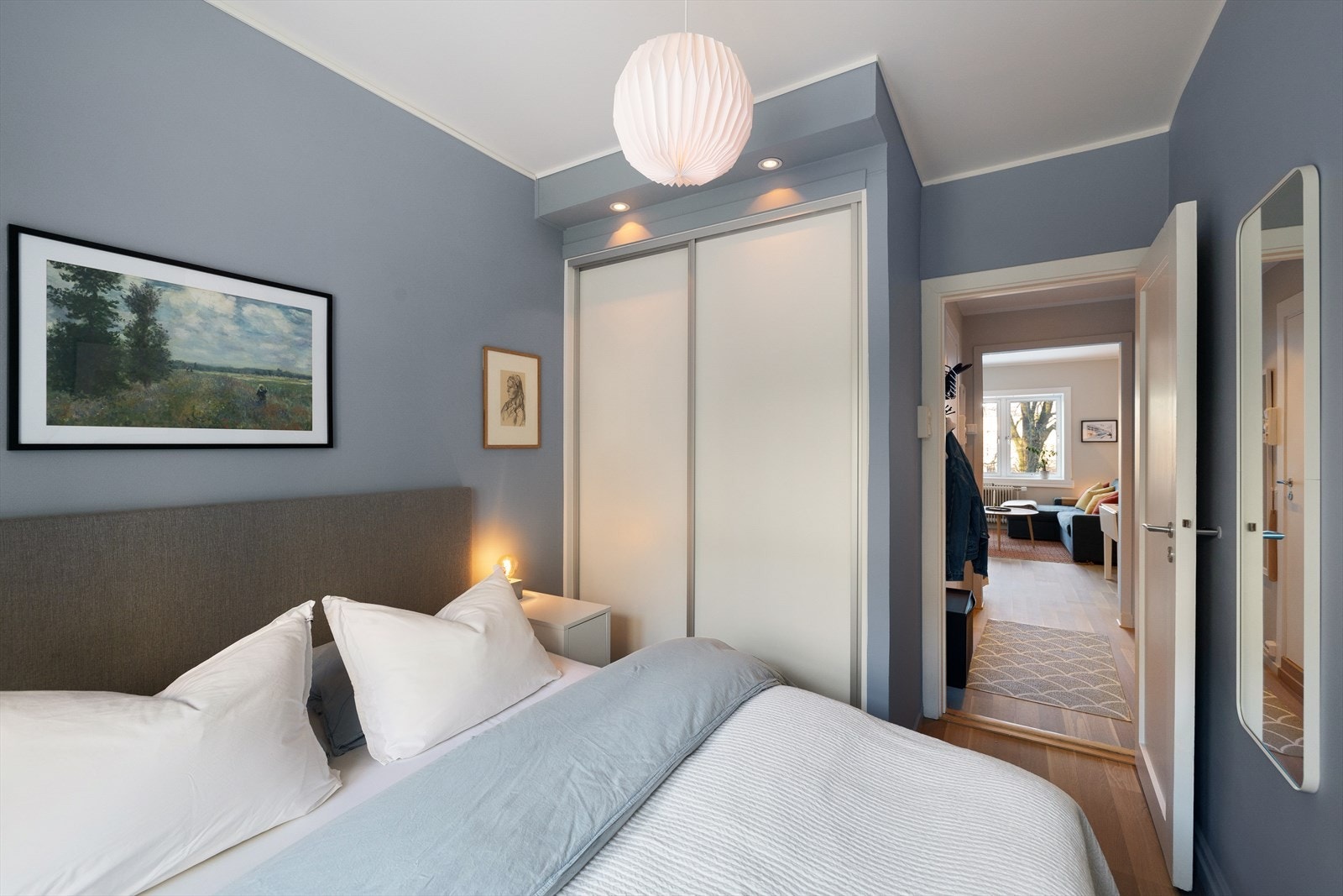 Rommet vender mot rolig bakgård, så her er man godt skjermet for støy og sjenanse. Galleribilde