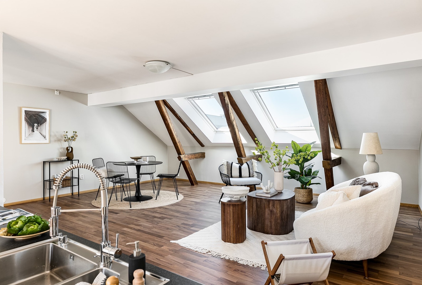 Kjøkkeninnredningen har en sentral plassering i den sosiale sonen og henvender seg like mye mot stuen som mot kjøkkenets spiseplass. Galleribilde