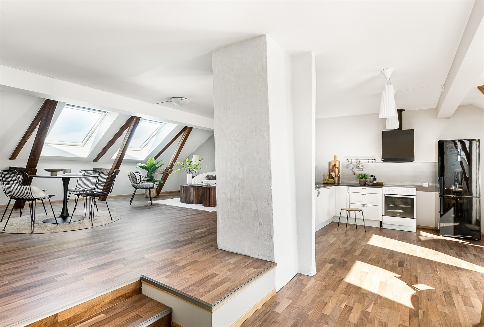 En rekke takvinduer på begge sider gir stuen og kjøkkenet gode lysforhold dagen gjennom. Galleribilde