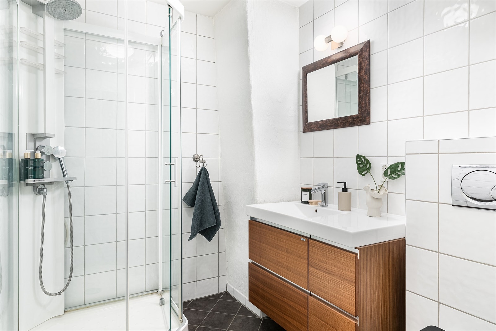 Badet er fra 2011 og av et kompakt, velutnyttet format. Dusjkabinettet har både hånd- og regndusj. Galleribilde