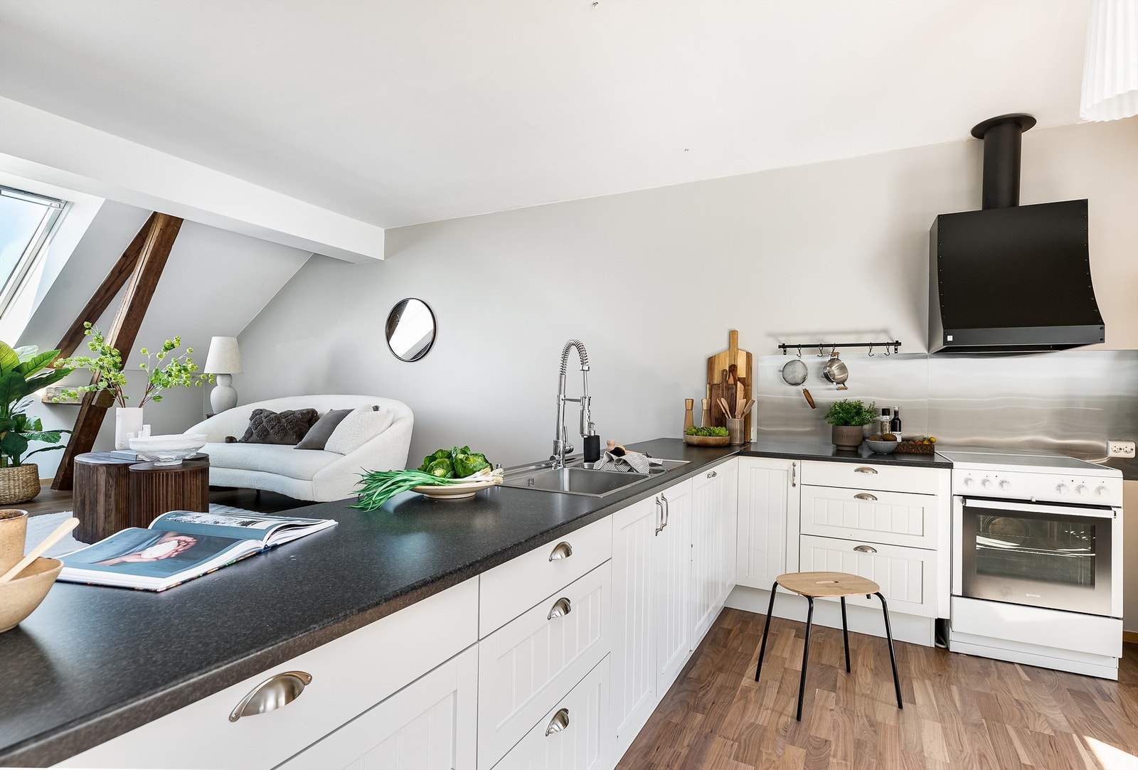 Kjøkkeninnredningen er bruksvennlig utformet med meterlange benkeflater og mange oppbevaringsmuligheter. Galleribilde