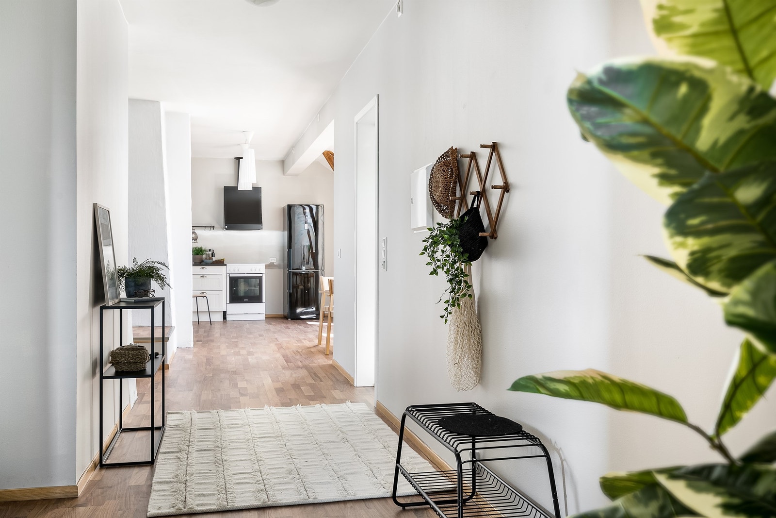 Gangen som forbinder alle leilighetens rom kan utnyttes med ulike oppbevaringsmøbler eller garderobeløsninger. Galleribilde