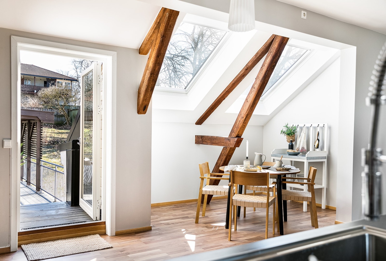 Med utgang til terrassen fra kjøkkenet er det også enkelt å ta med måltidene utendørs. Galleribilde