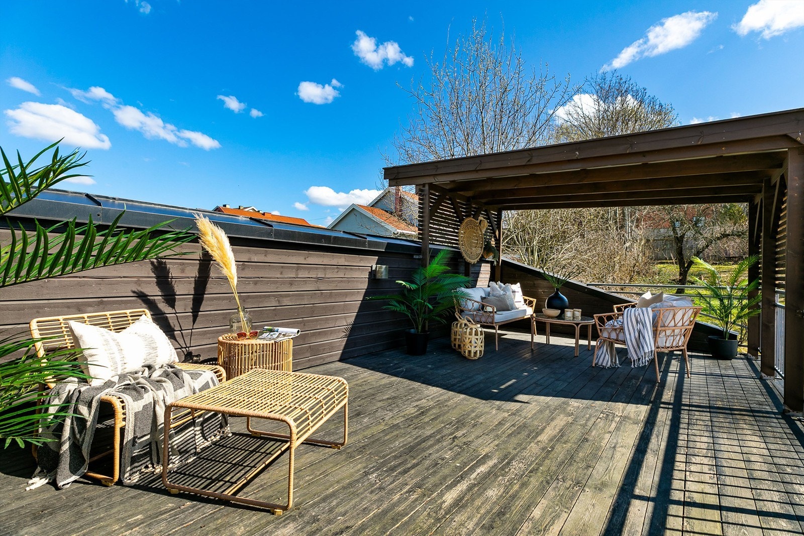 Leiligheten har en egen solfylt terrasse på hele 27 kvm. i bakgården. Galleribilde