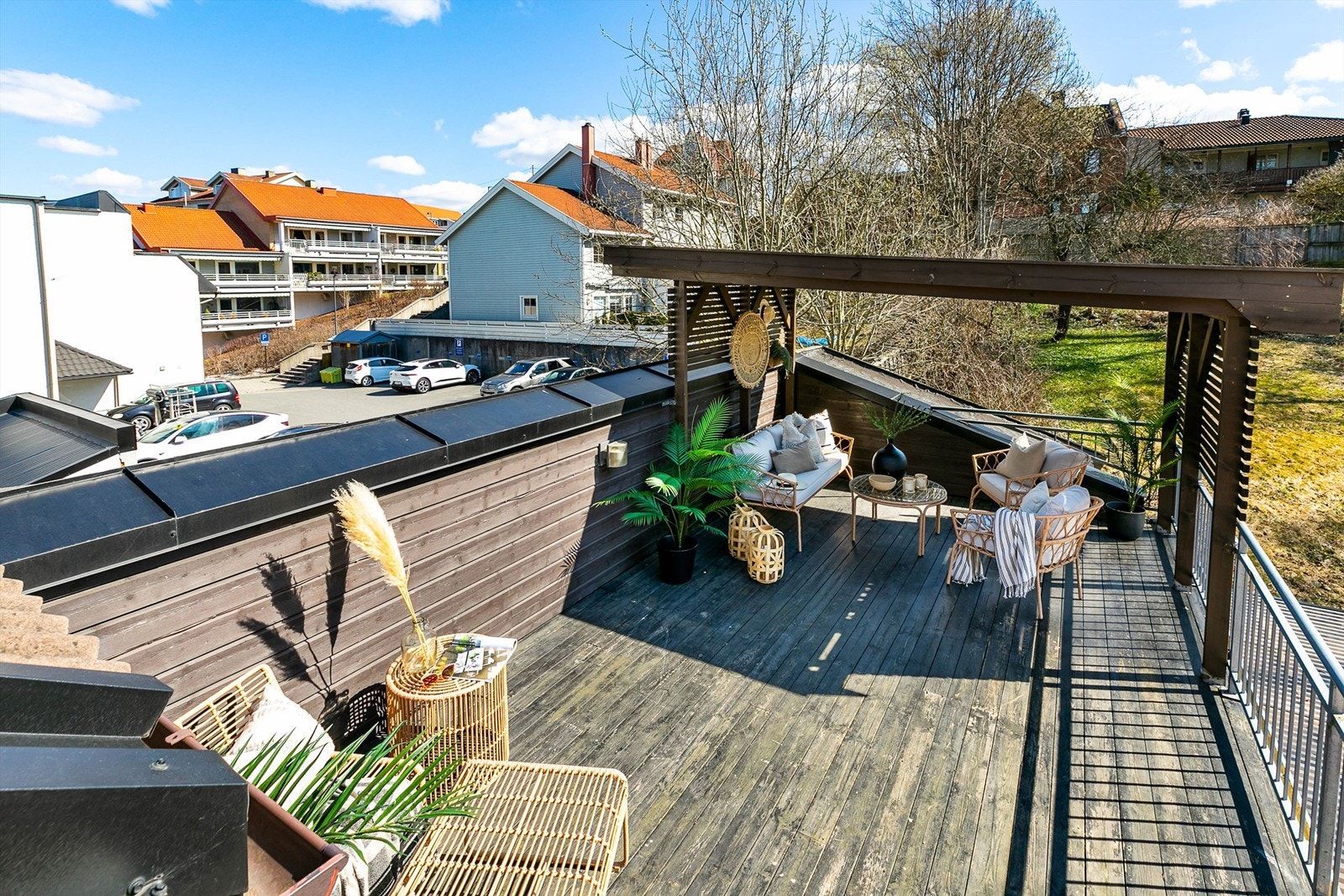 Et skjermende overbygg som utvider terrassens bruksmuligheter ble oppført i 2016. Galleribilde