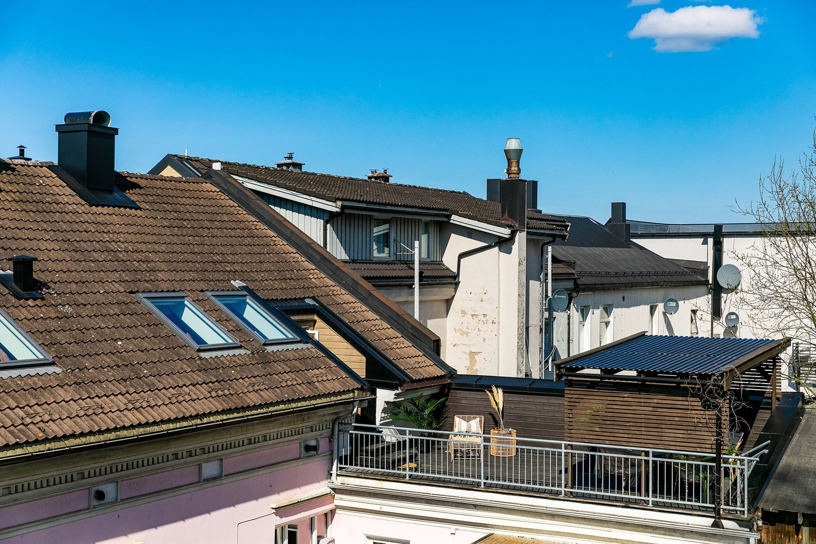 Midtsommers har terrassen sol fra tidlig morgen og frem til rundt kl. 19. Galleribilde