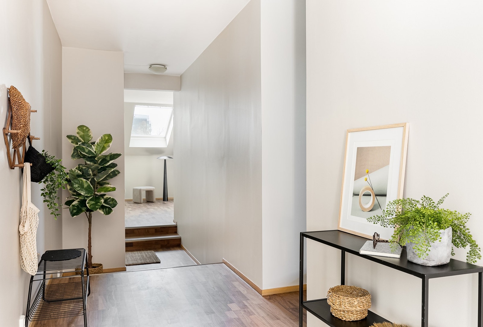 Ytterligere en stor stue finnes ved enden av gangen, i leilighetens sydside. Galleribilde