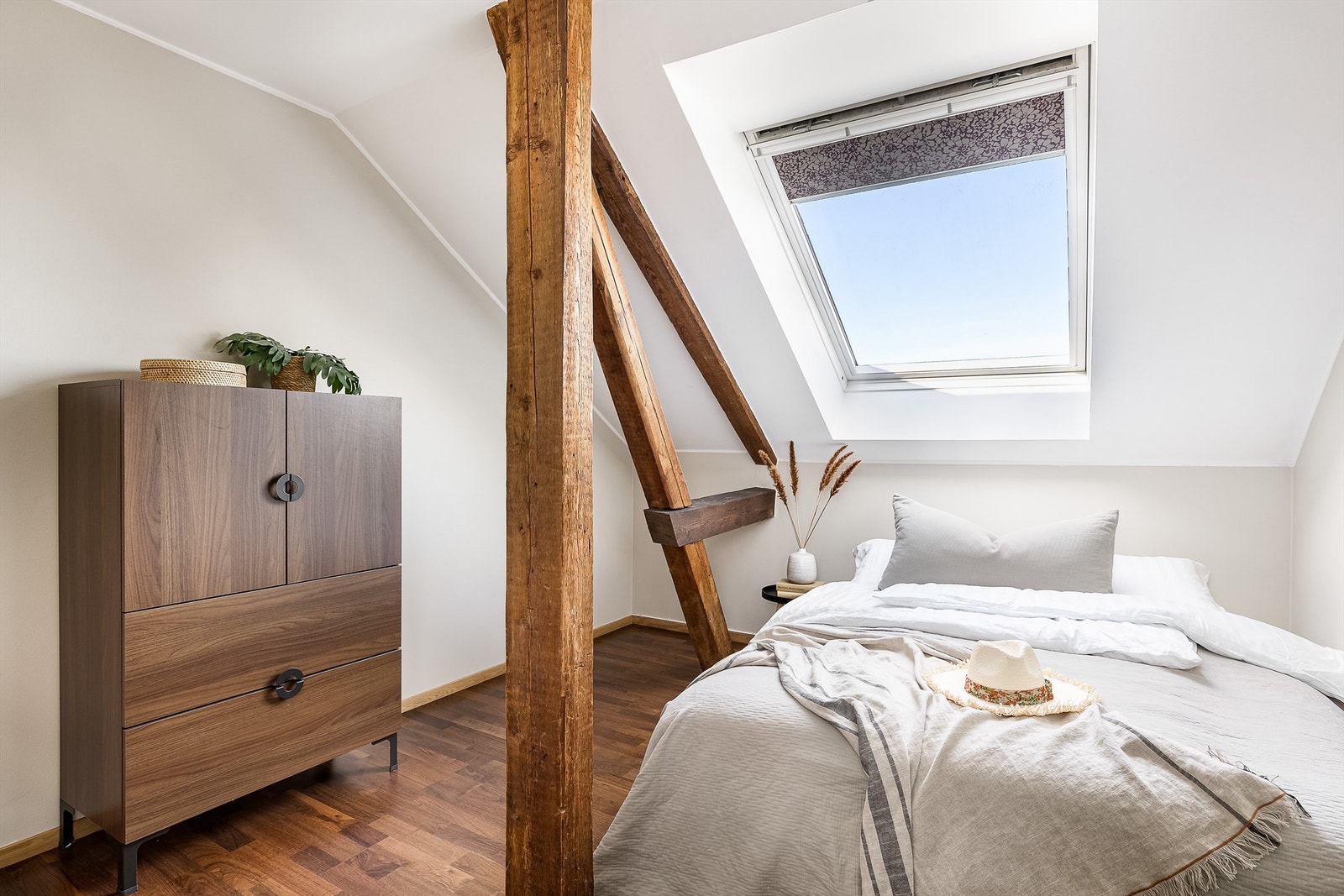 Dette soverommets gulvflate er oppmålt til ca. 13 kvm. Galleribilde