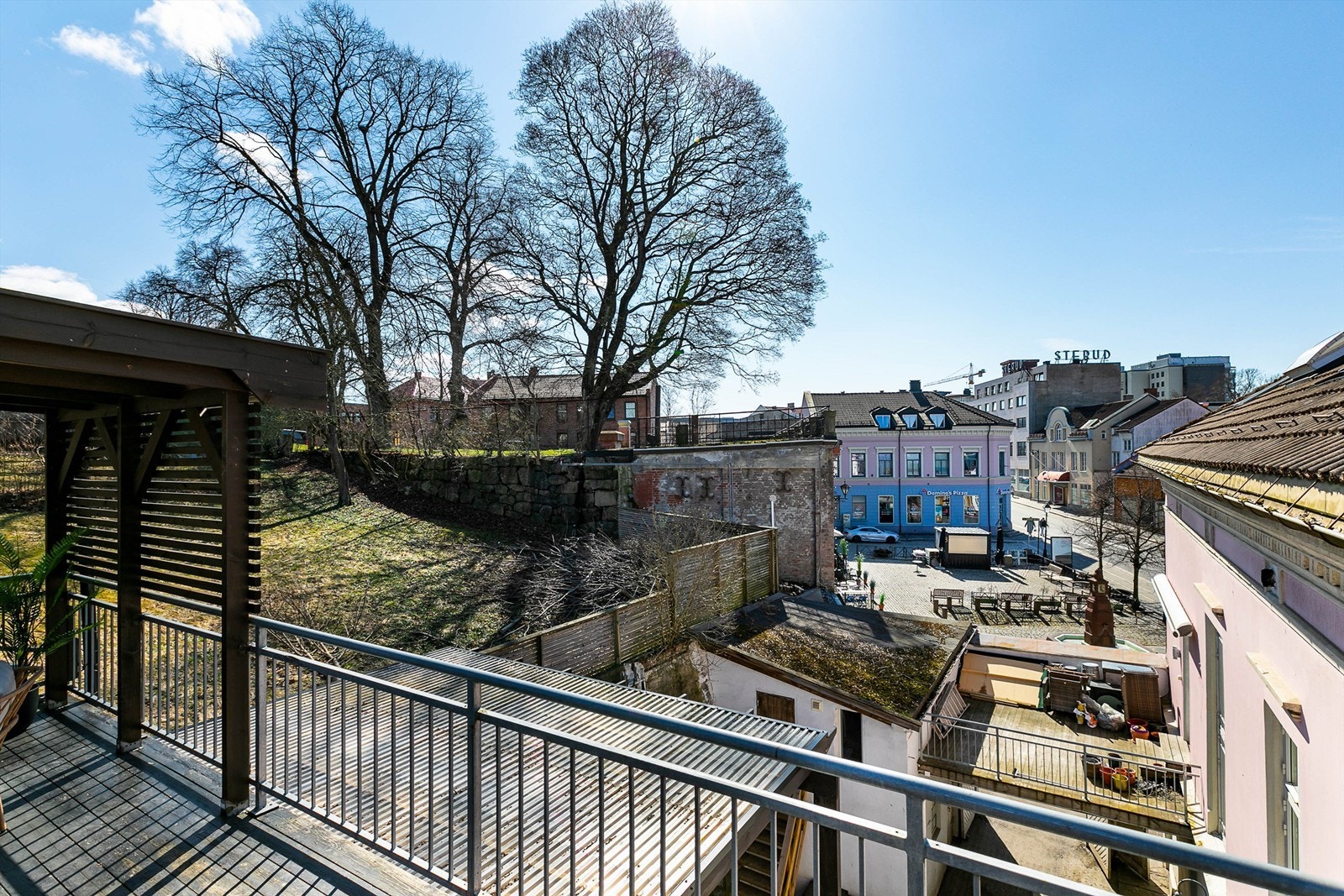 På terrassen ser du ut over sameiets bakgård og parkmiljøet i nabolaget. Galleribilde