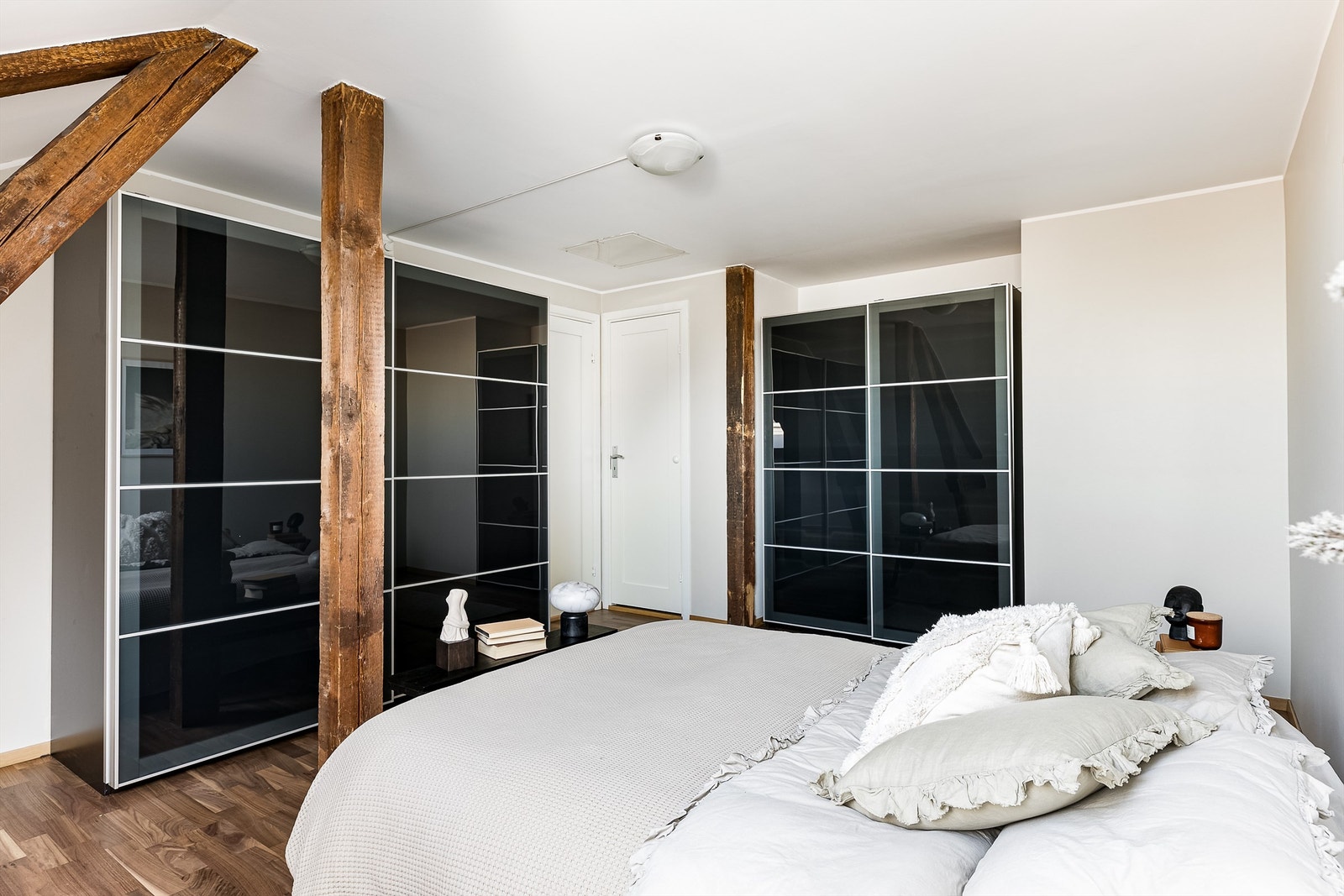 Hovedsoverommets store gulvflate er utnyttet med to hendige skyvedørsskap. Galleribilde