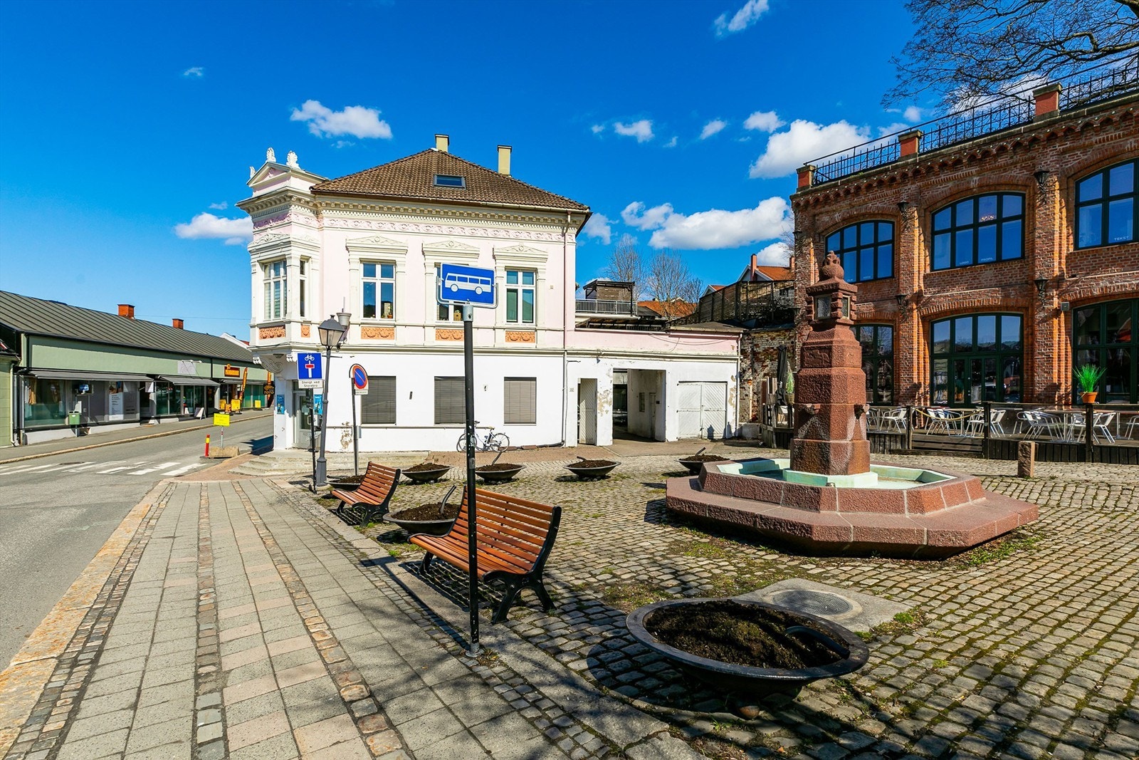 Leiligheten har fast biloppstillingsplass i bakgården. Det er også enkelt å reisekollektivt, bussholdeplasser finnes få meter unna. Galleribilde